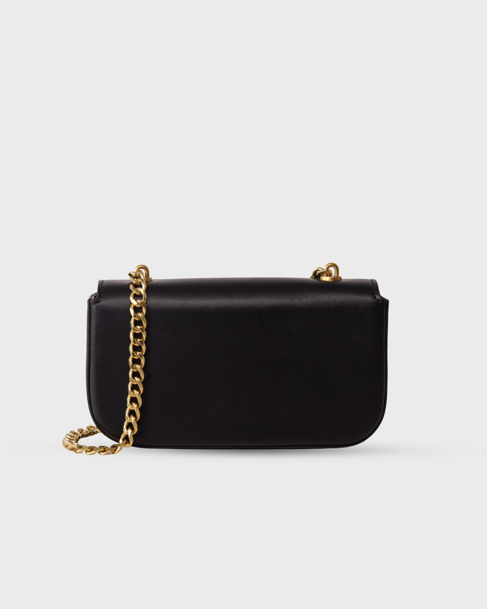 Bolso Iconic Bag No.1 en cuero vegano negro con cadena dorada y logo grabado, diseño versátil y elegante de Di Conza