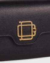 Bolso Iconic Bag No.1 en cuero vegano negro con cadena dorada y logo grabado, diseño versátil y elegante de Di Conza