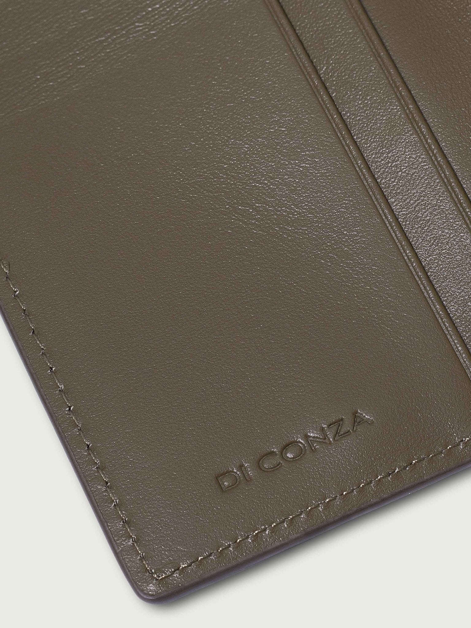 BILLETERA VERTICAL DE CUERO OLIVO UNISEX - Di Conza