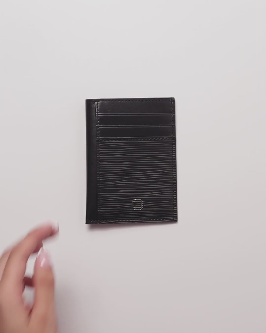 TARJETERO VERTICICAL DE CUERO NEGRO PARA 8 TARJETAS